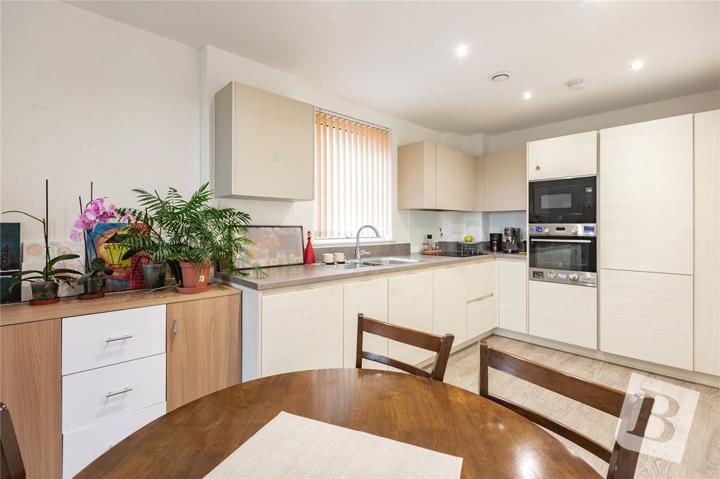 Property photo 1 of 18 Kitchen