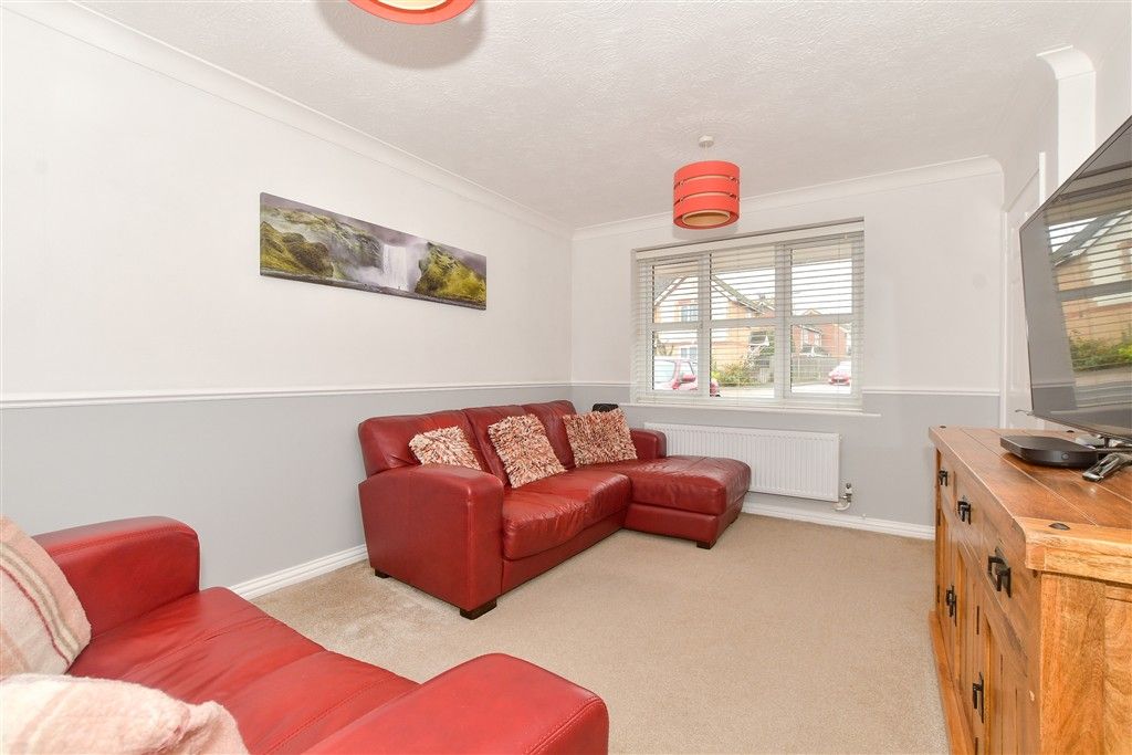 Property photo 3 of 11 Lounge