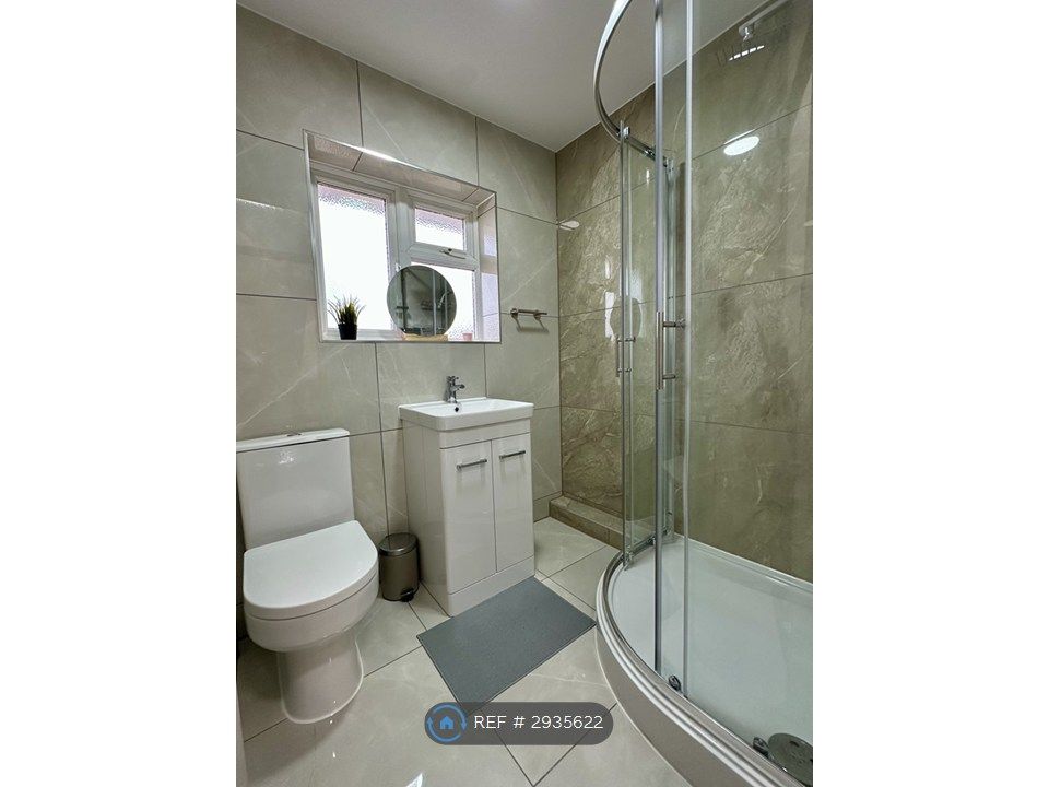 Property photo 3 of 8 Ensuite