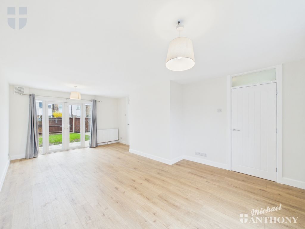 Property photo 2 of 12 Cam03218G0-Pr0959-Still004