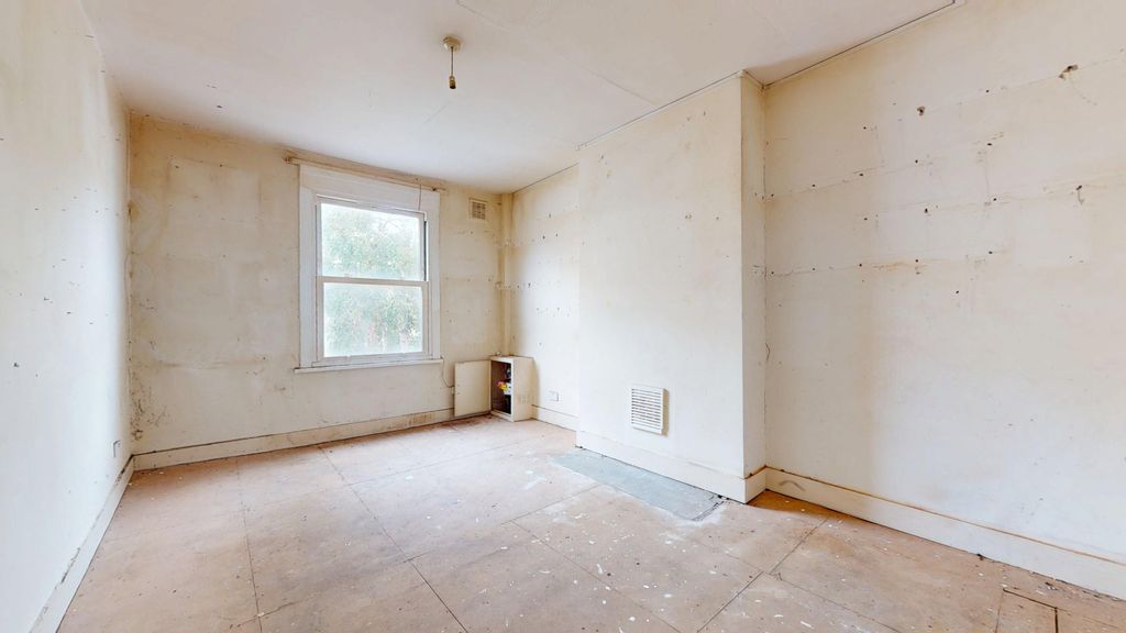 Property photo 2 of 13 Flat B, 24 Foulden Road, Stoke Newington, London, N16 7Ur