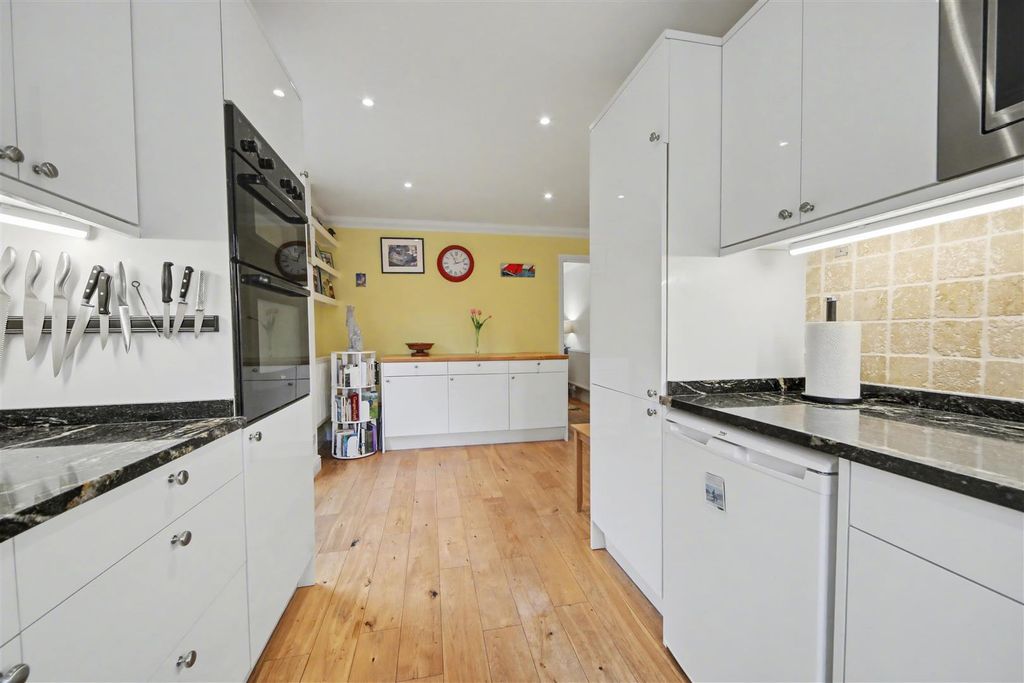 Property photo 3 of 17 Kitchen (1).Jpg