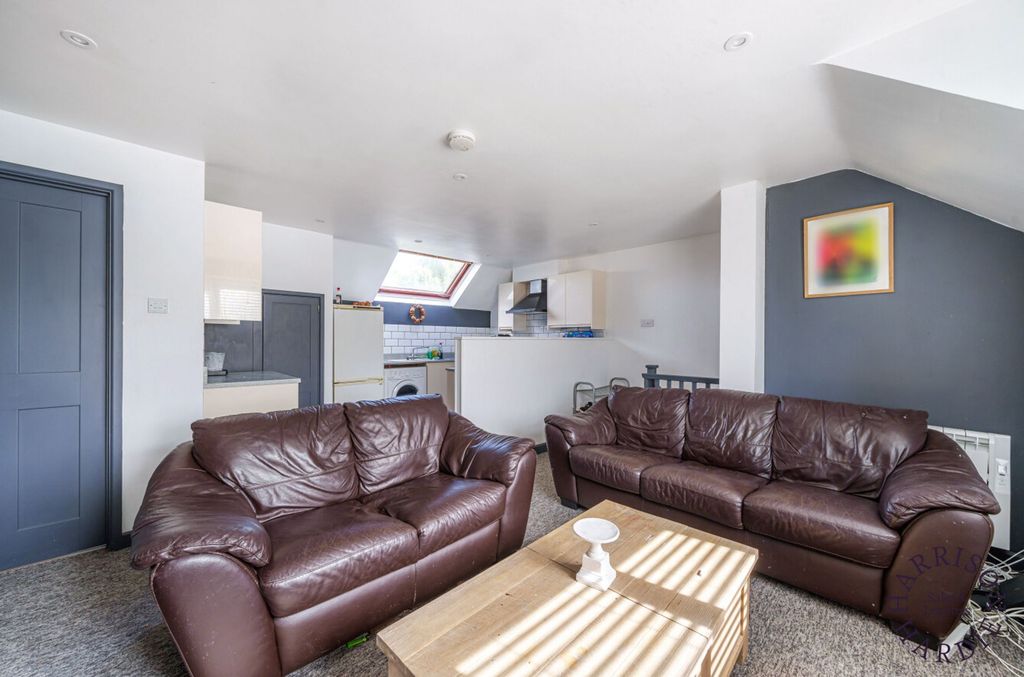 Property photo 3 of 7 Lounge
