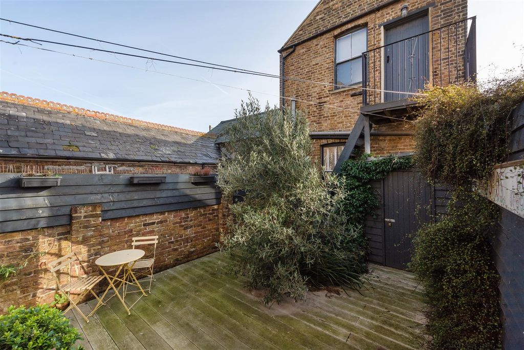 Property photo 2 of 16 Swanfield Road, Whitstable