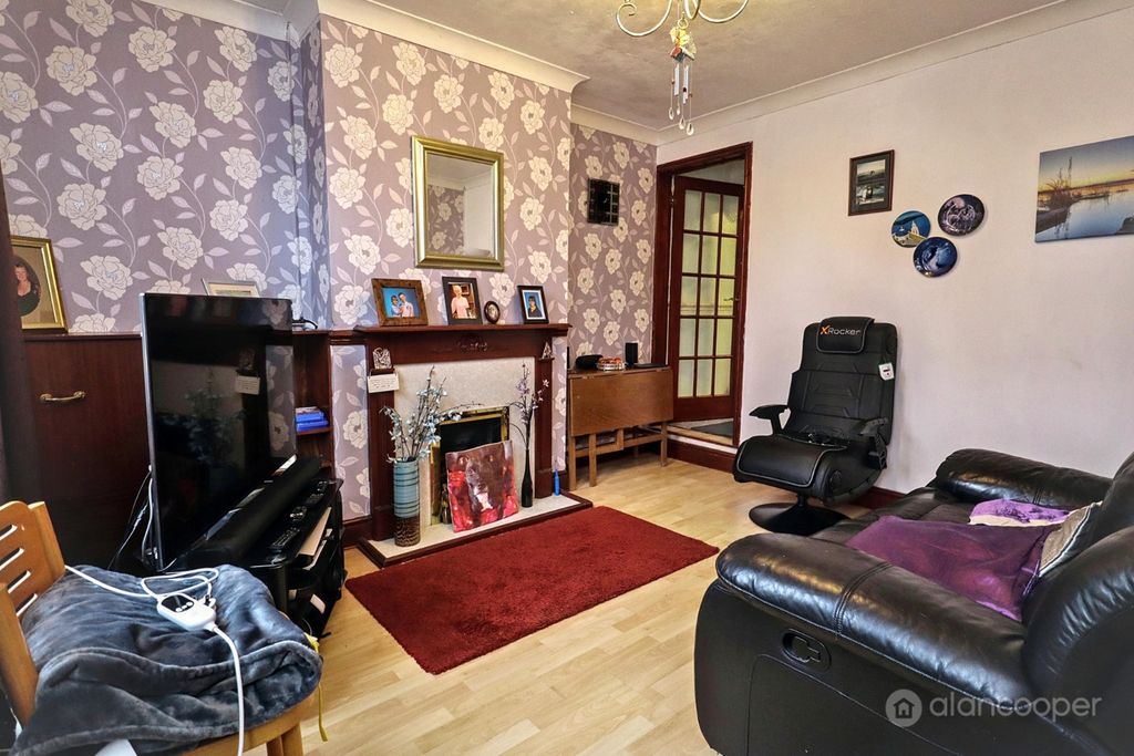Property photo 2 of 17 4988163