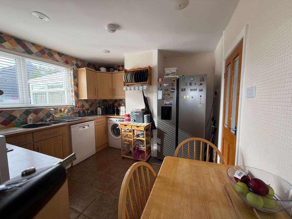 Property photo 3 of 19 Kitchen