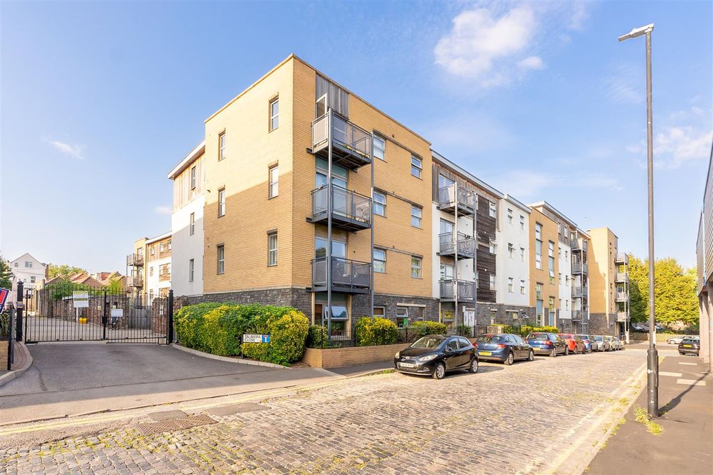 Property photo 1 of 23 29-Tallavera-Close-Bs2-0Ed-24.Jpg