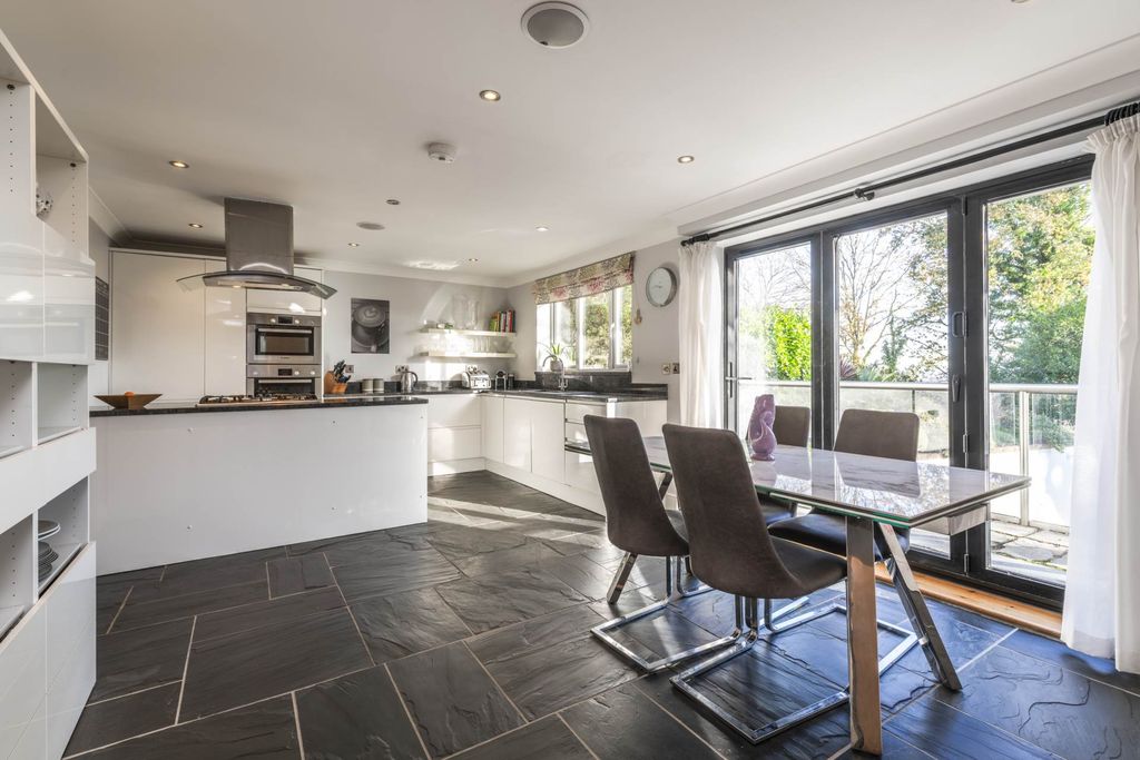 Property photo 3 of 26