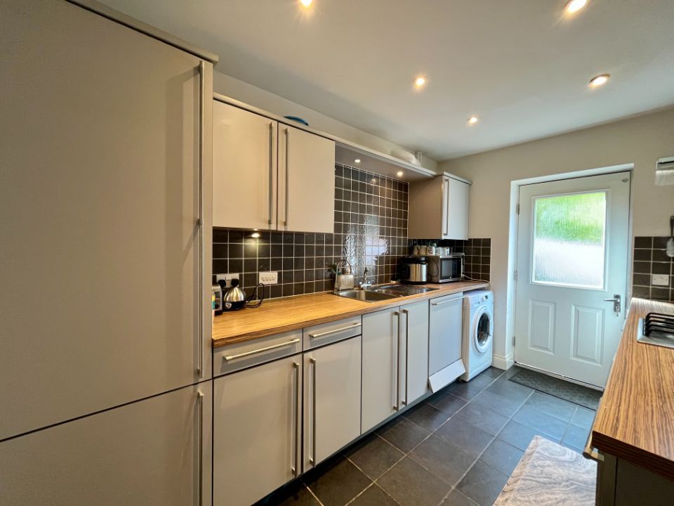 Property photo 3 of 14 Image00020