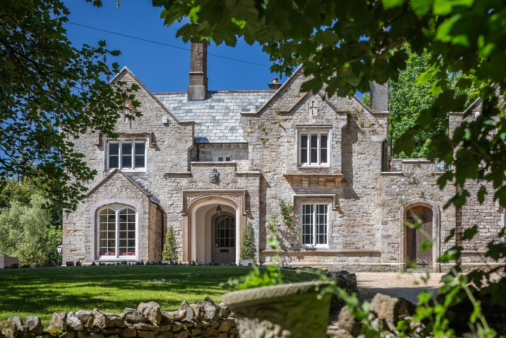 Property photo 2 of 34 Upwey House