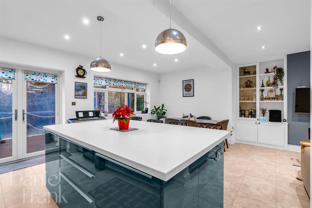 Property photo 3 of 25