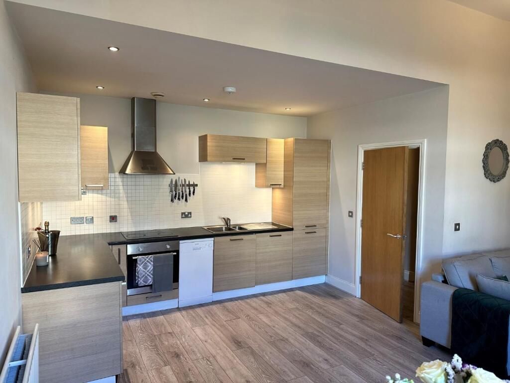 Property photo 1 of 5 2 Bed Flat To Rent Reigate Ave, London Sm1