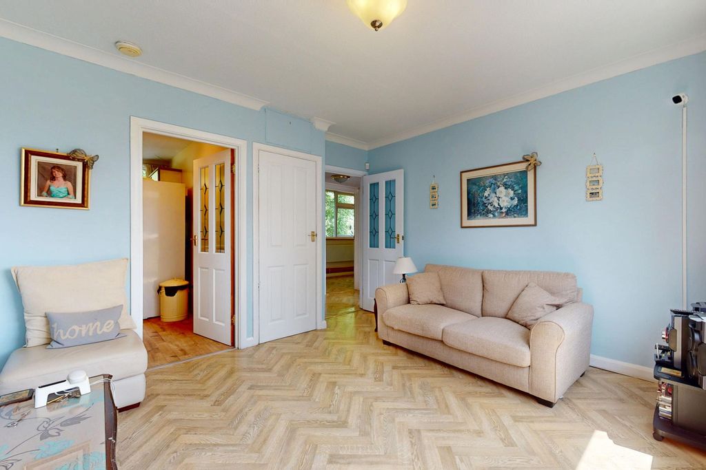 Property photo 2 of 9 3 Valley Court, 38 Cavendish Avenue, Woodford Green, Essex, Ig8 9Db
