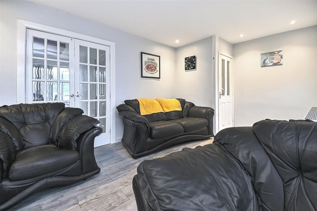 Property photo 2 of 26 34 Hilda Street Lounge (1).Jpg