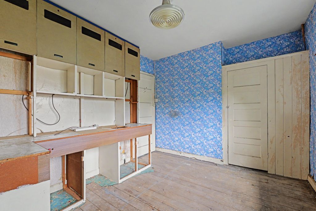 Property photo 3 of 18 96 Vicarage Road, Henley-On-Thames Rg9 1Jt