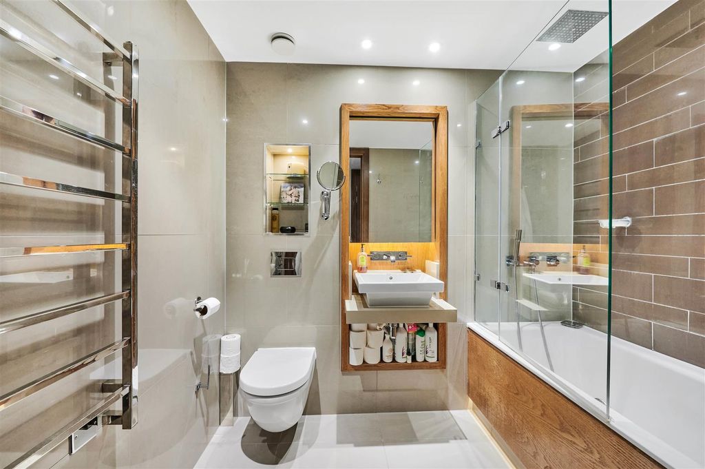 Property photo 3 of 10 Bathroom.Jpg