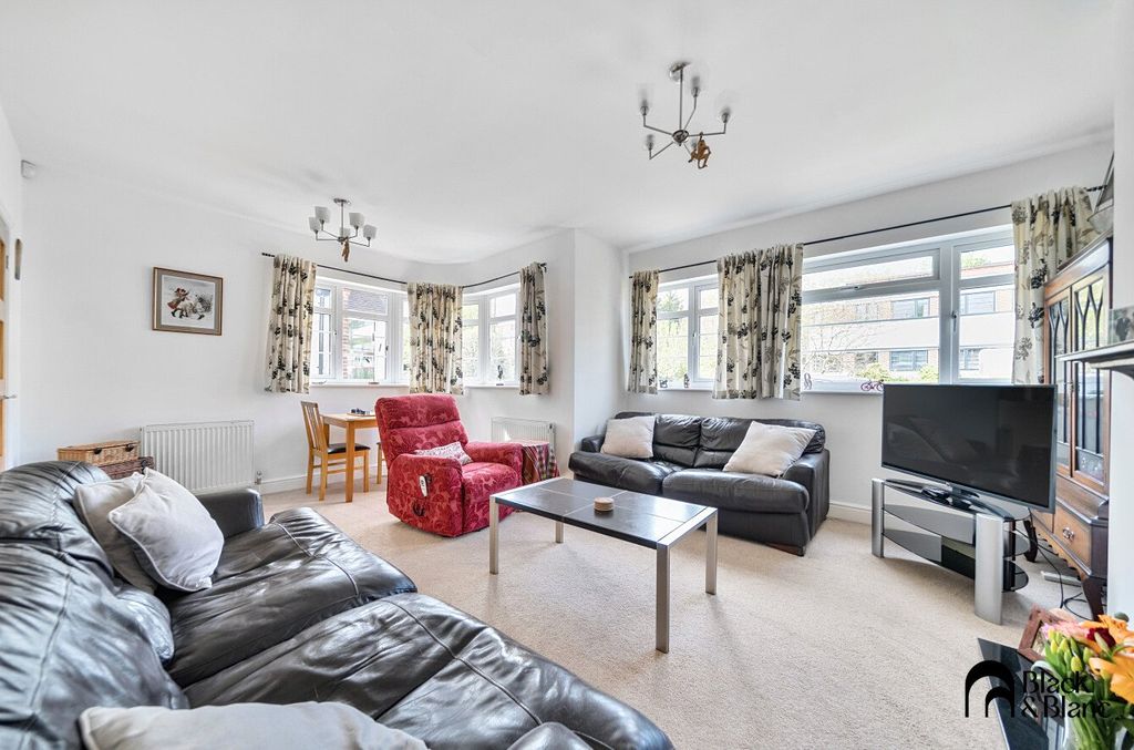 Property photo 3 of 19 Living Room