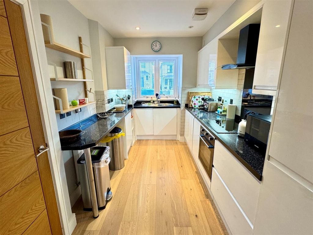 Property photo 3 of 14 4 Ocean Heights Kitchen