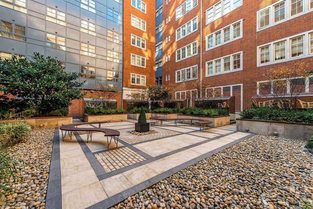 Property photo 2 of 9 Courtyard.Jpg