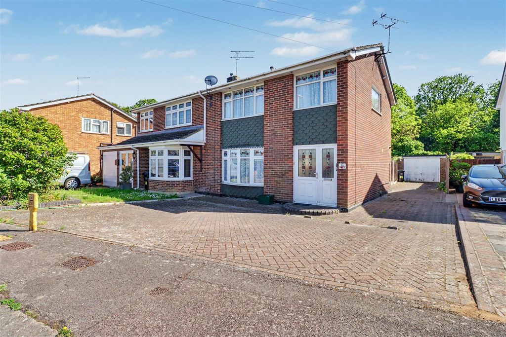 Property photo 1 of 17 26 Toppesfield Aavenue-13.Jpg