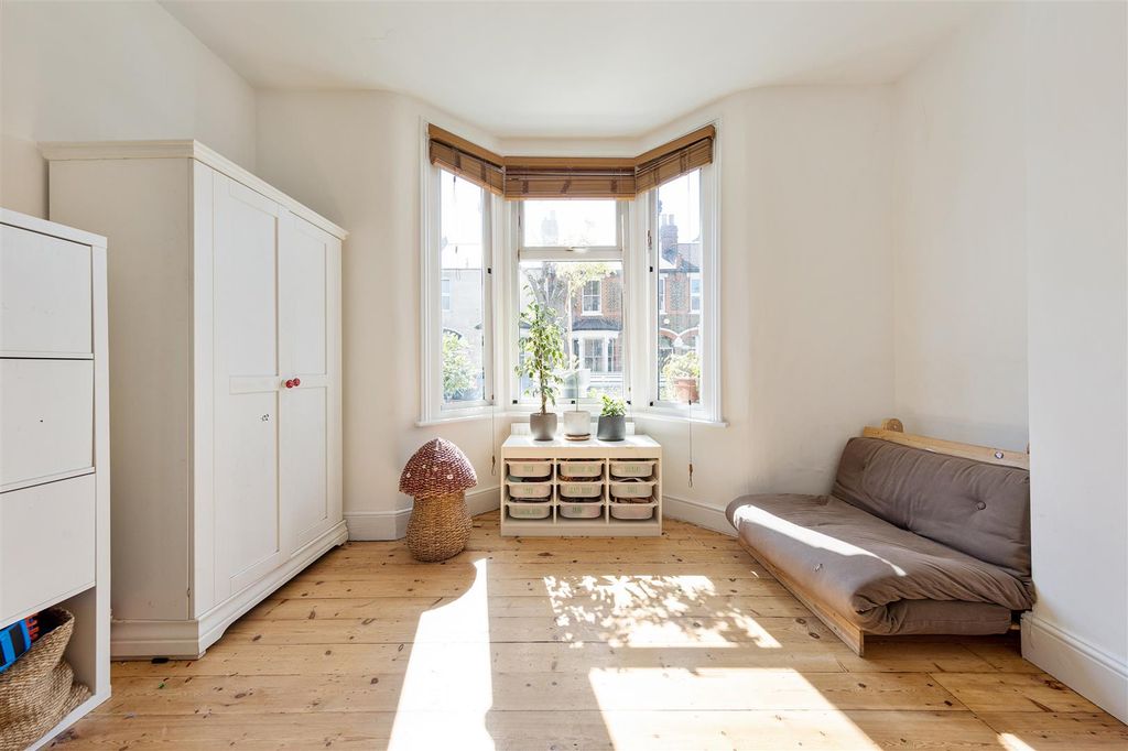 Property photo 3 of 25 Hove Avenue, E17