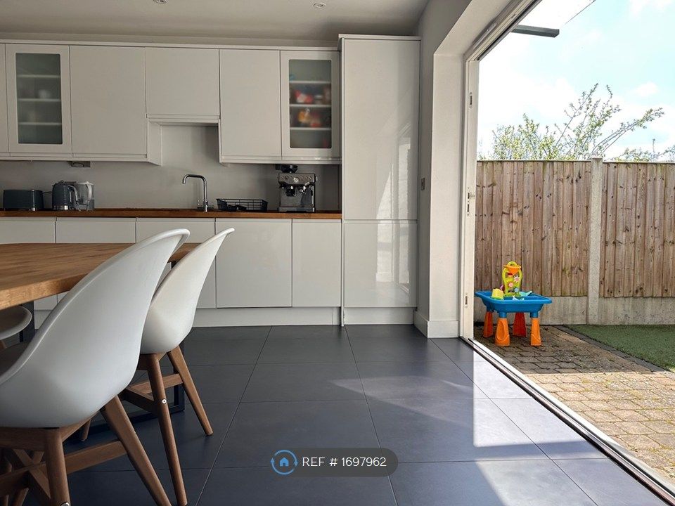 Property photo 2 of 11 Kitchen