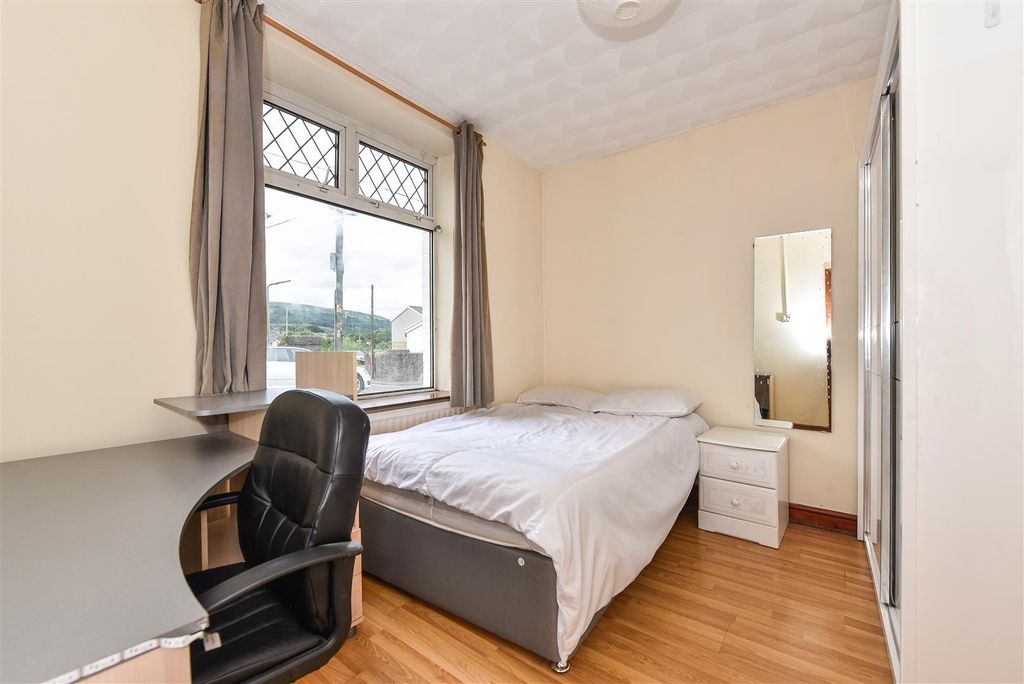 Property photo 1 of 14 Bright Bedroom With Large Desk And Double Bed...