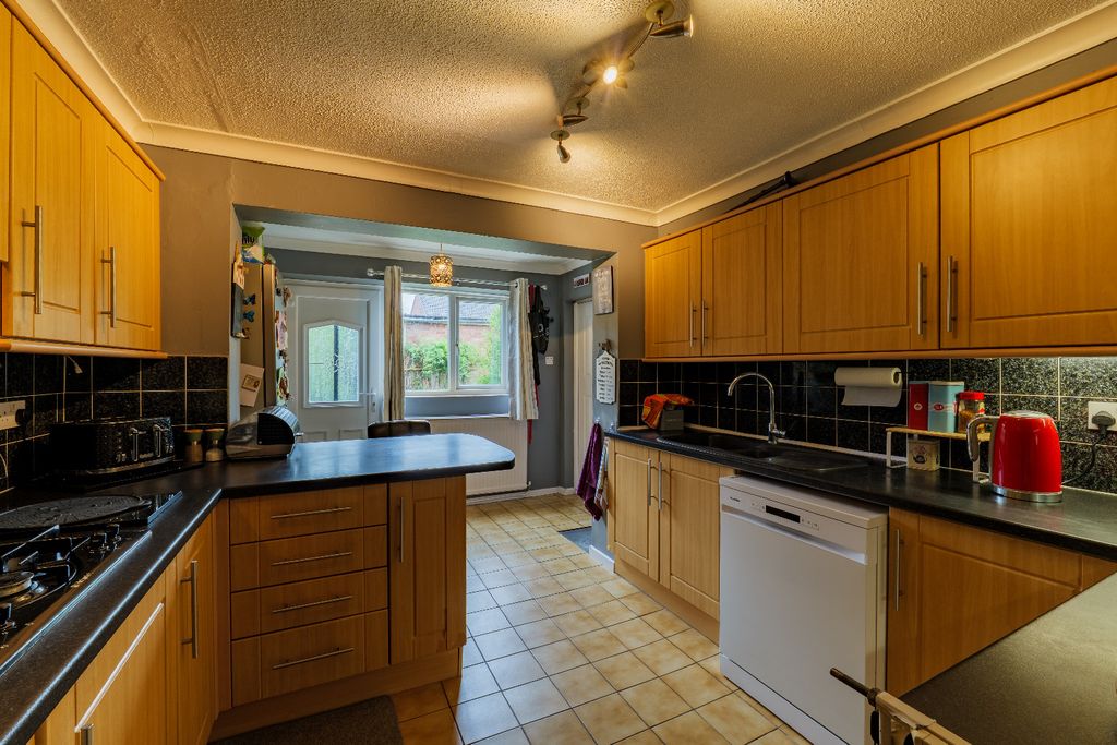 Property photo 2 of 18 5212492