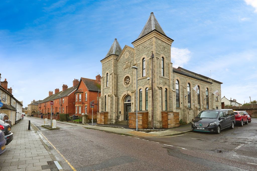 Property photo 1 of 12