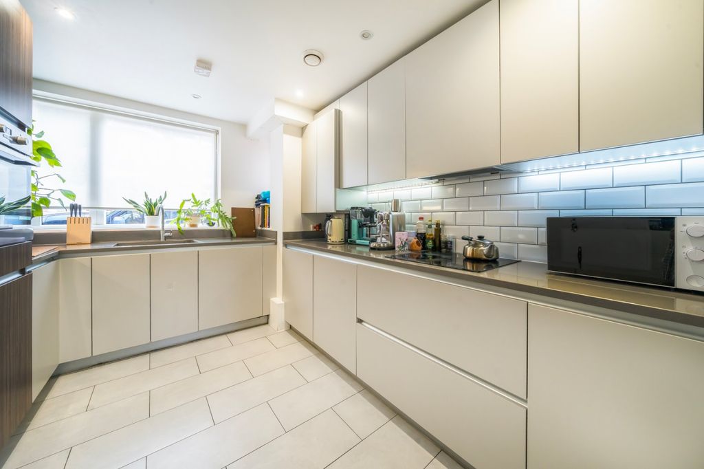 Property photo 2 of 9 Kitchen