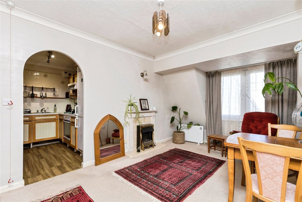 Property photo 1 of 11 Living Room