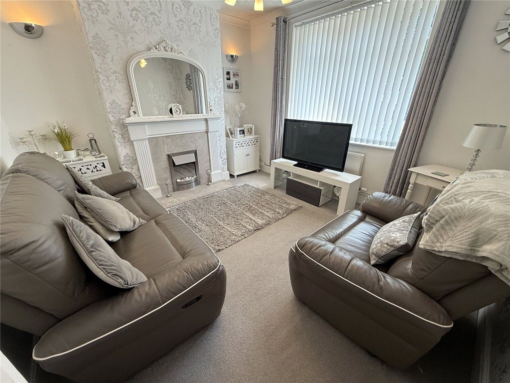 Property photo 2 of 16 Lounge