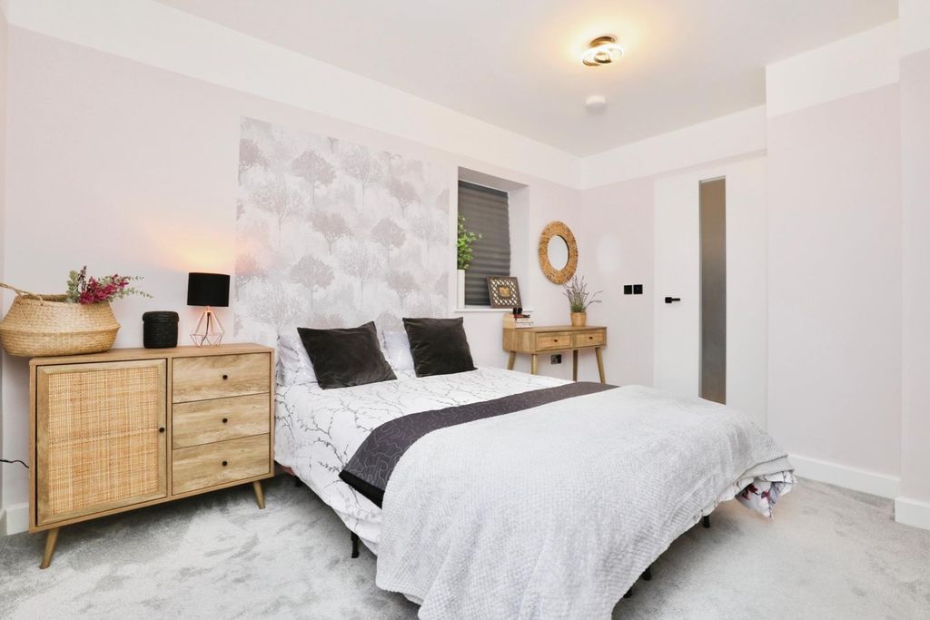 Property photo 2 of 17 Bedroom