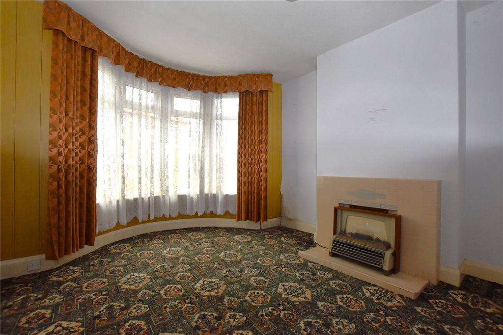 Property photo 3 of 18 Living Room
