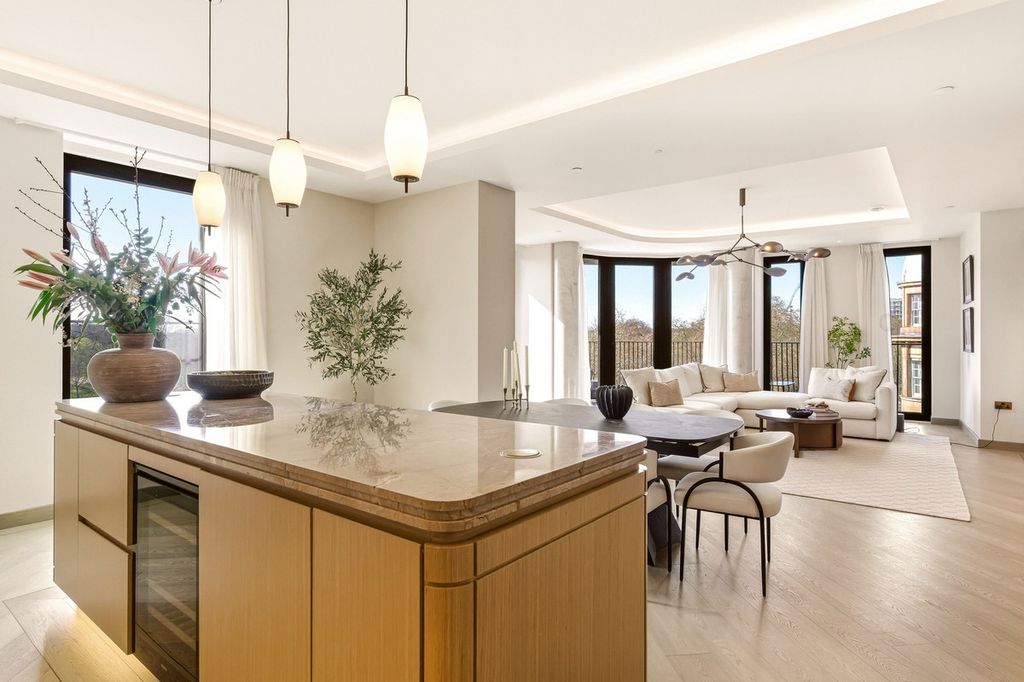 Property photo 3 of 27