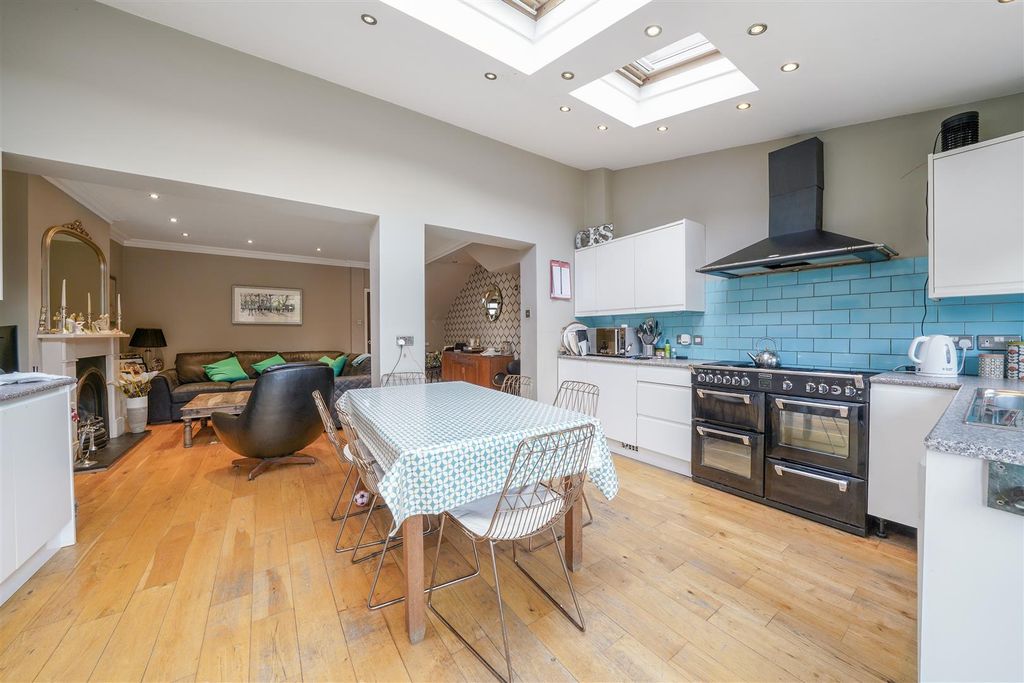 Property photo 3 of 23 16 Wellgarth - 14.Jpg