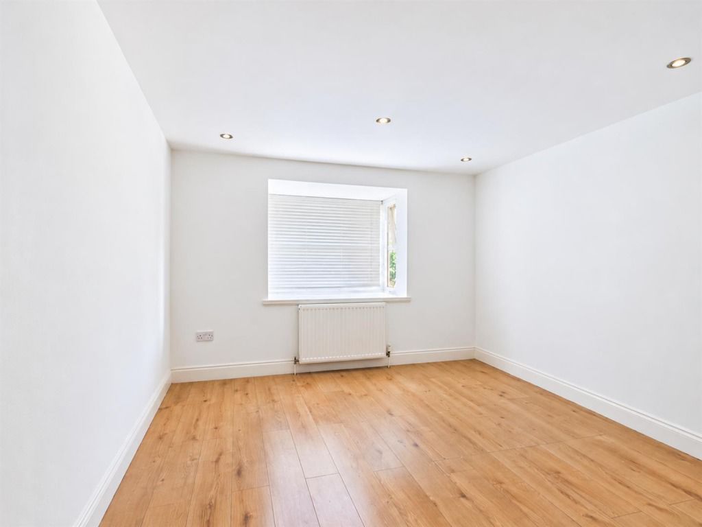 Property photo 3 of 9 Photo 7