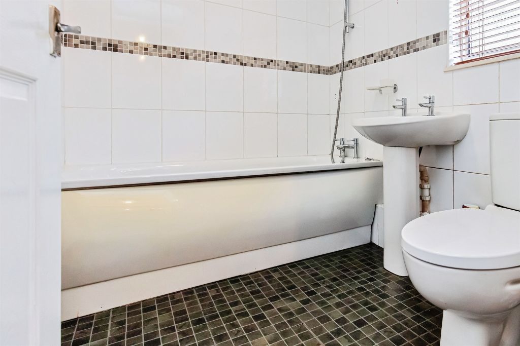 Property photo 3 of 21 Bathroom