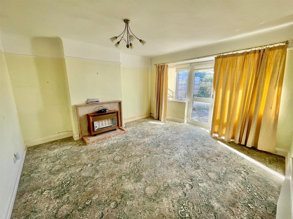 Property photo 2 of 10 16 Sunnybank Rd Lounge.Jpg