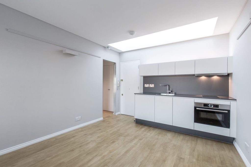 Property photo 3 of 14 Kitchen