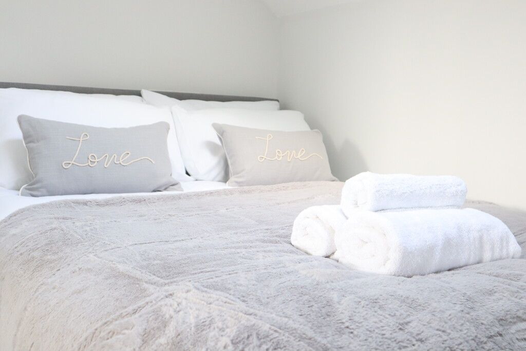 Property photo 3 of 10 Bed.Jpg