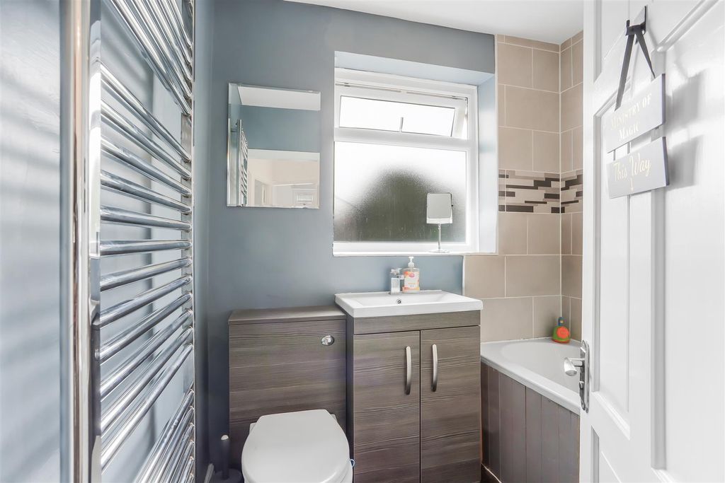 Property photo 3 of 21 1681228360 - 6 Kingswood Drive, Sm5 - 8.Jpg