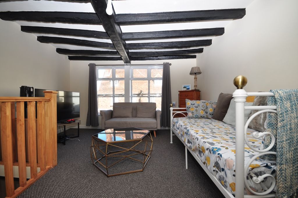 Property photo 3 of 6 Lounge