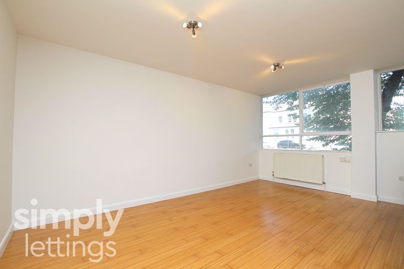 Property photo 3 of 8 Photo 7