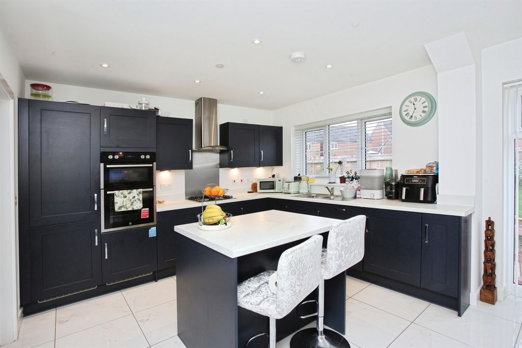 Property photo 2 of 33