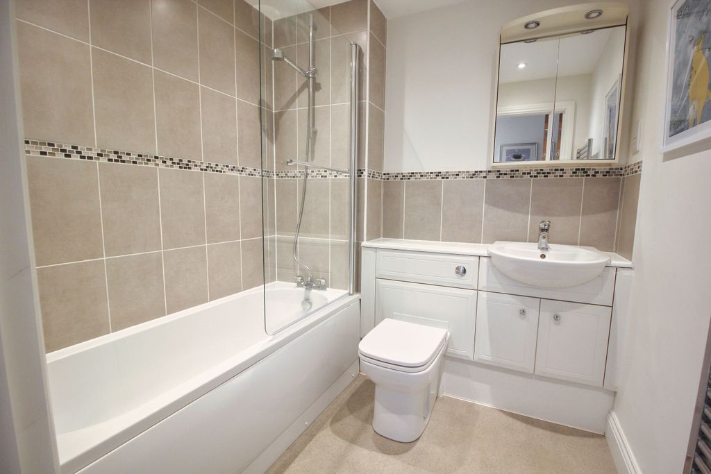 Property photo 3 of 9 Bathroom