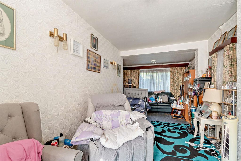 Property photo 3 of 9 8660333-Interior09-800.Jpg