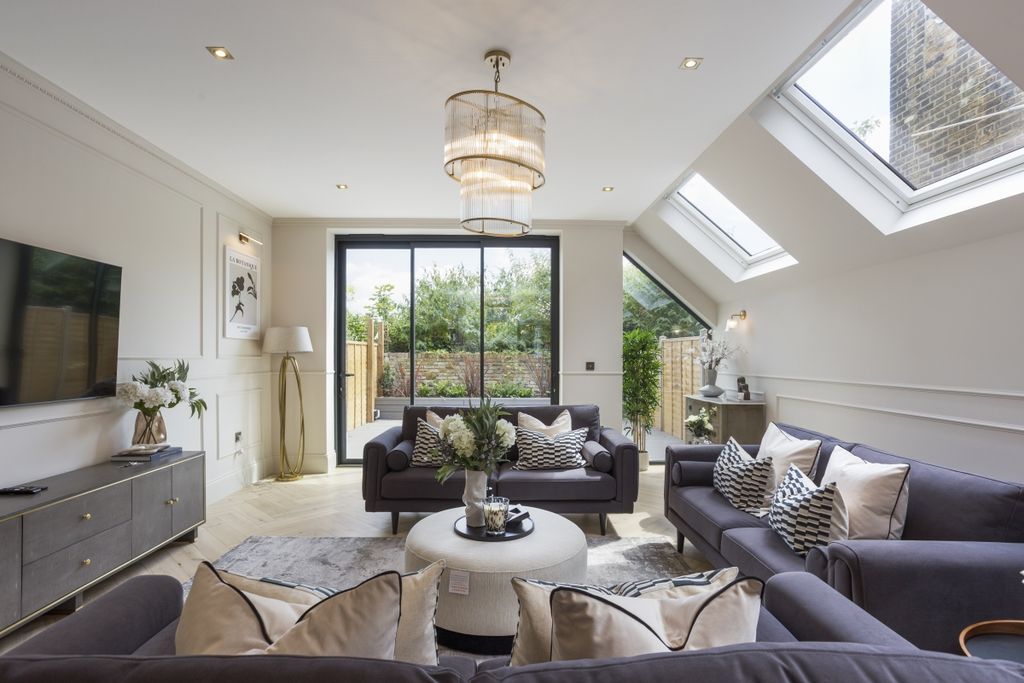 Property photo 3 of 17 73098_205-Harvist...