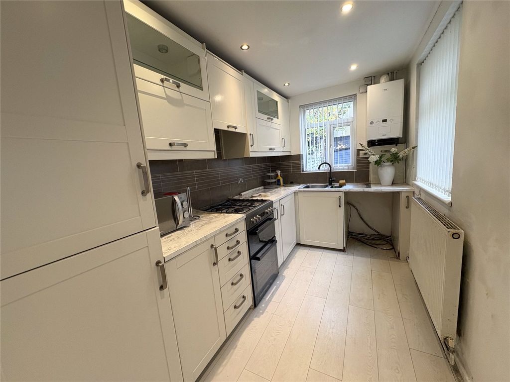 Property photo 3 of 11 Kitchen