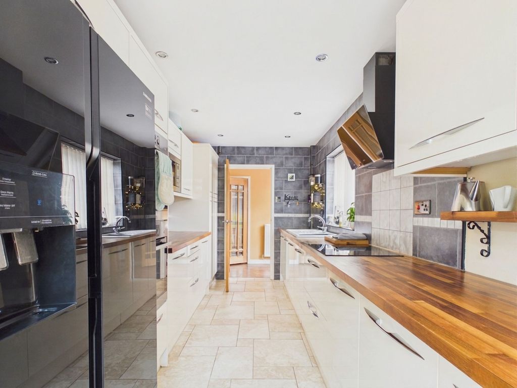 Property photo 3 of 39 Kitchen